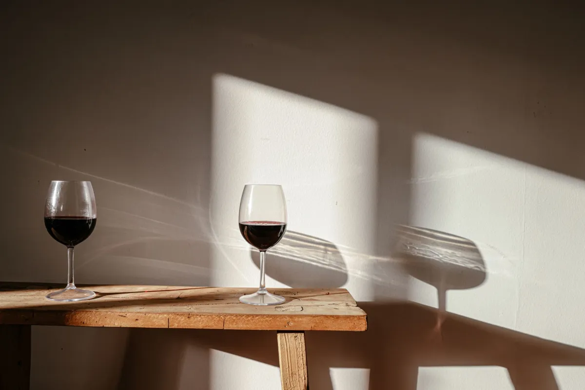 Taças de vinho tinto lado a lado para comparação