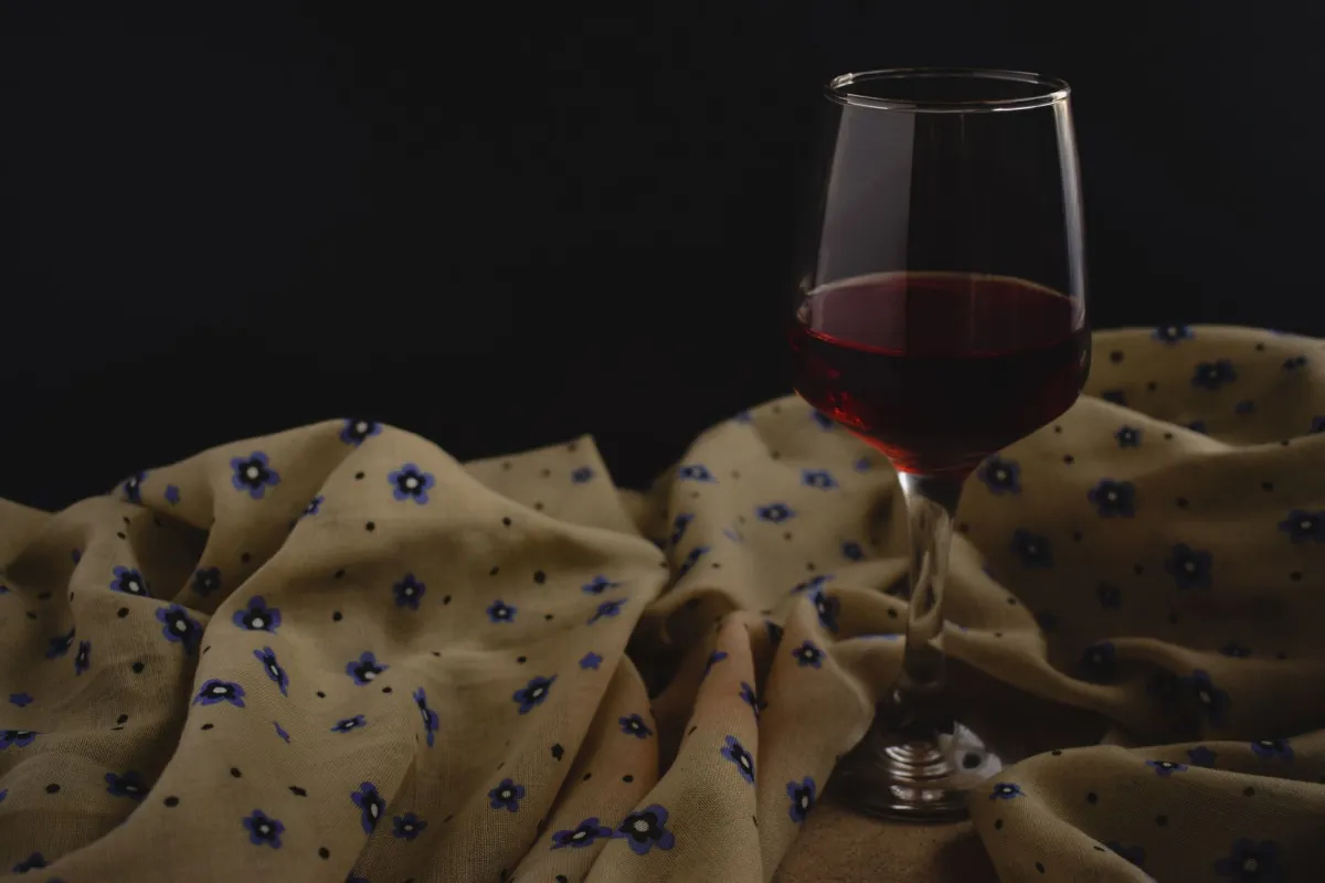 Taça de vinho tinto premium em ambiente sofisticado